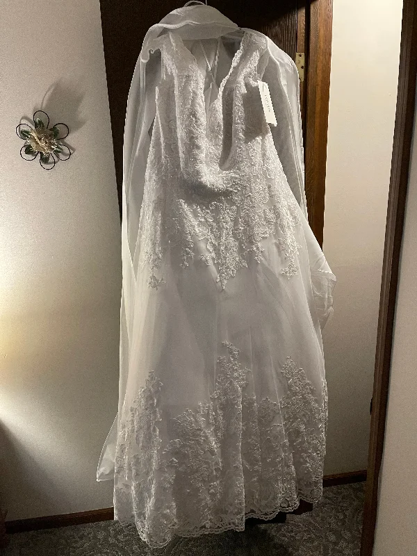 David's Bridal Scalloped Lace and Tulle Plus Size 9WG3850 Lace Cocktail Gown